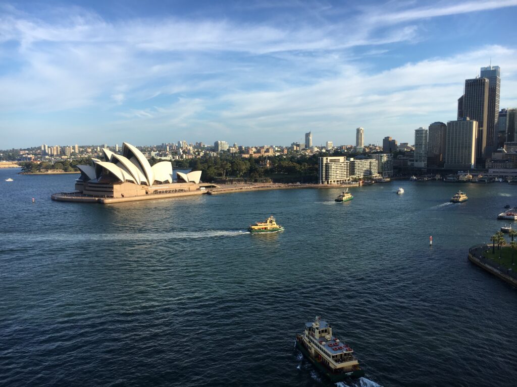 opera w Sydney widok z Harbour Bridge
