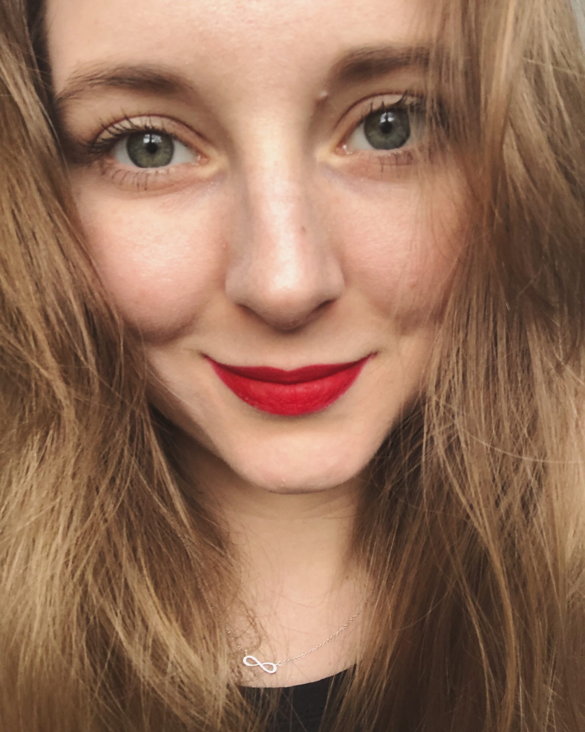 me selfie portret czerwone usta pierre rene