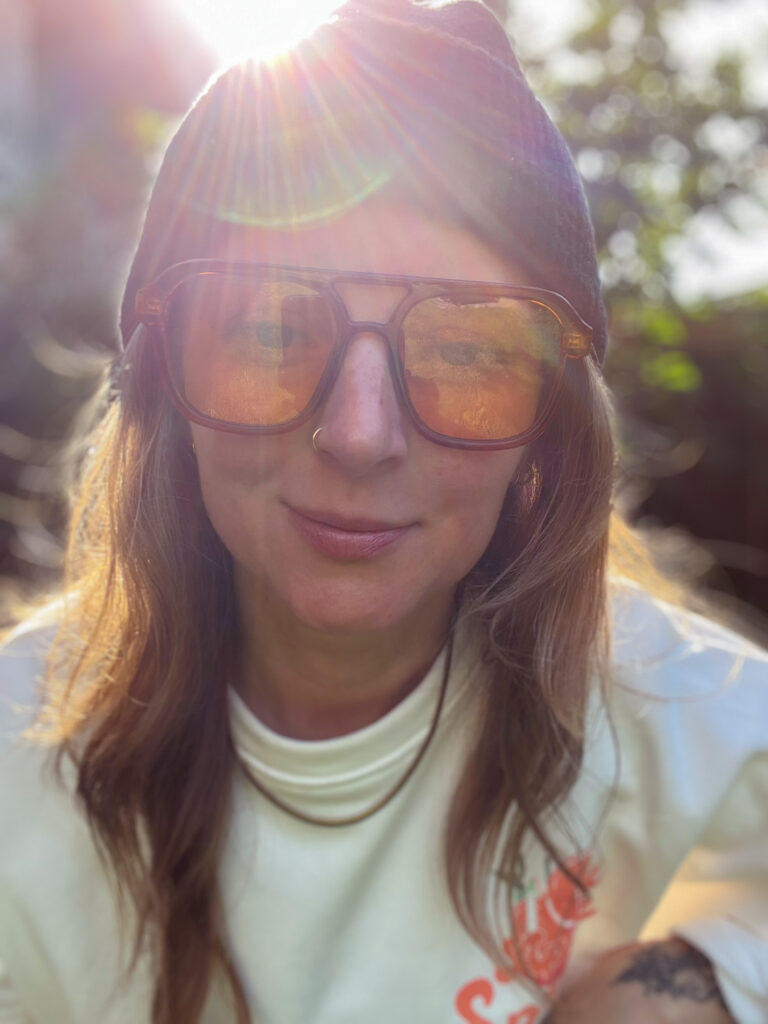 portret-pomaranczowe-okulary acerol spritz gold jewellery