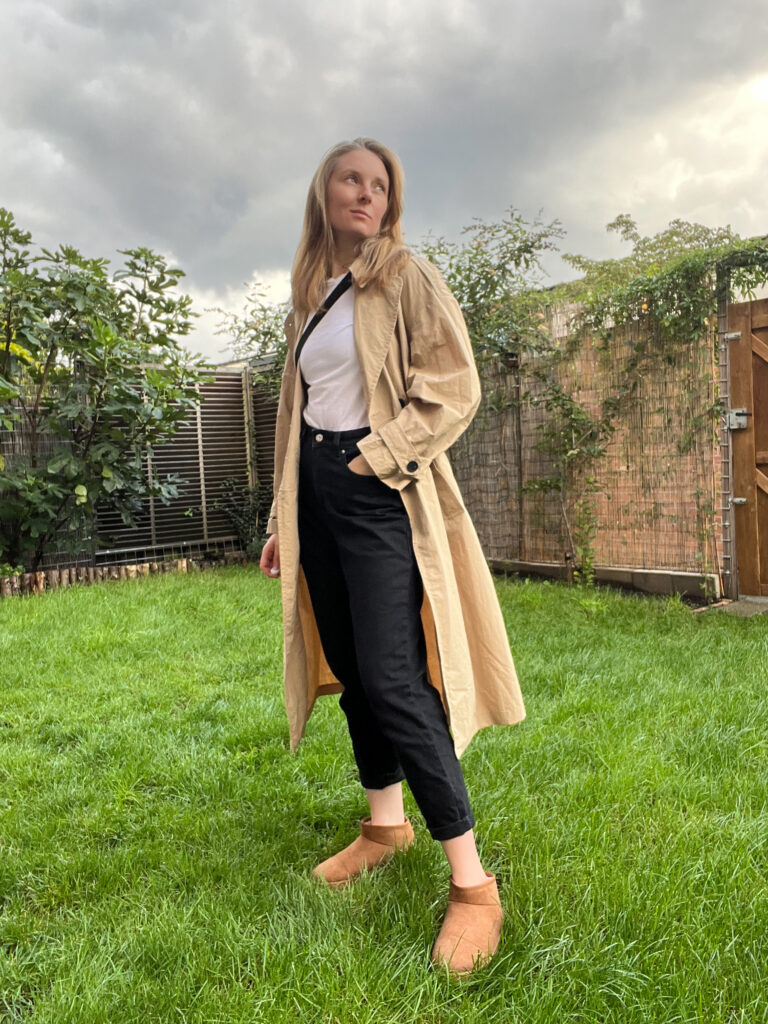 czarne spodnie biały shirt trencz Ugg