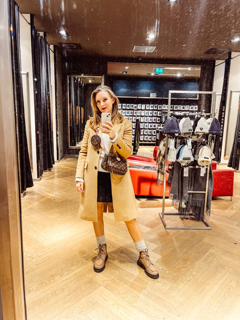 christams-shopping-boss-welniany-plaszcz-camel-louis-vuitton-welniana-spodnica-makeup-czerwone-usta