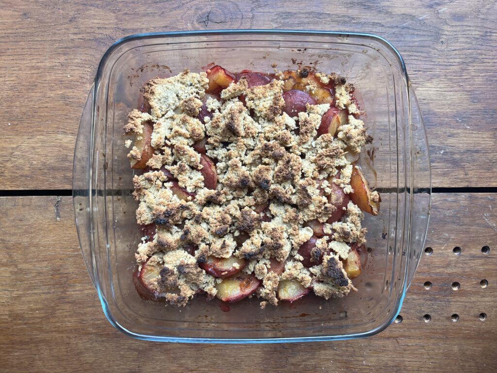 crumble bezglutenowe low carb szybki deser śliwki sezonowe gotowanie