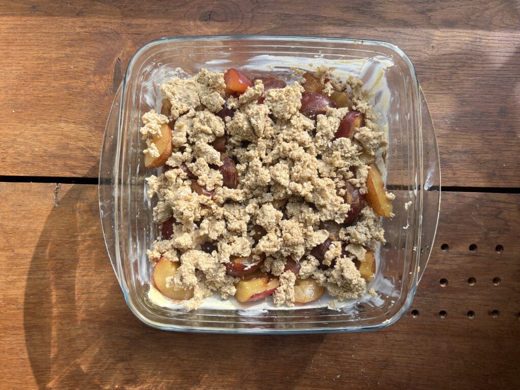 crumble bezglutenowe low carb szybki deser śliwki sezonowe gotowanie