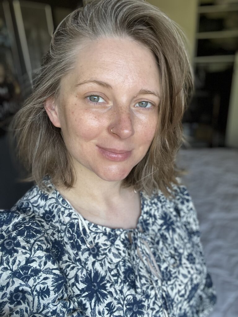 no-make-up-mom-look-niebieska-sukienka-long-bob