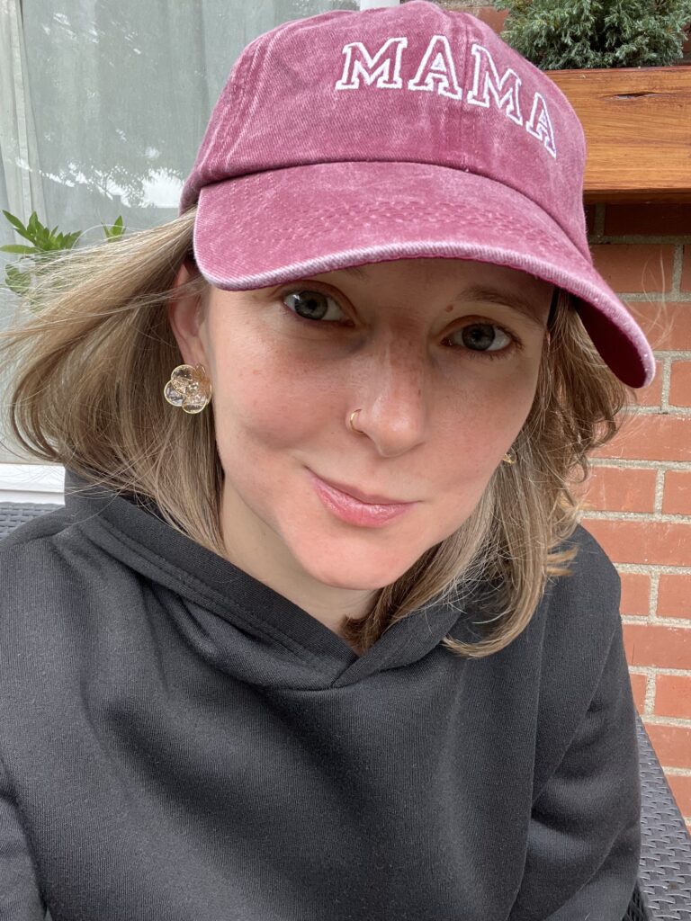 no make up sobie ozdobie mama look czarny dres mono kolor czapka z daszkiem