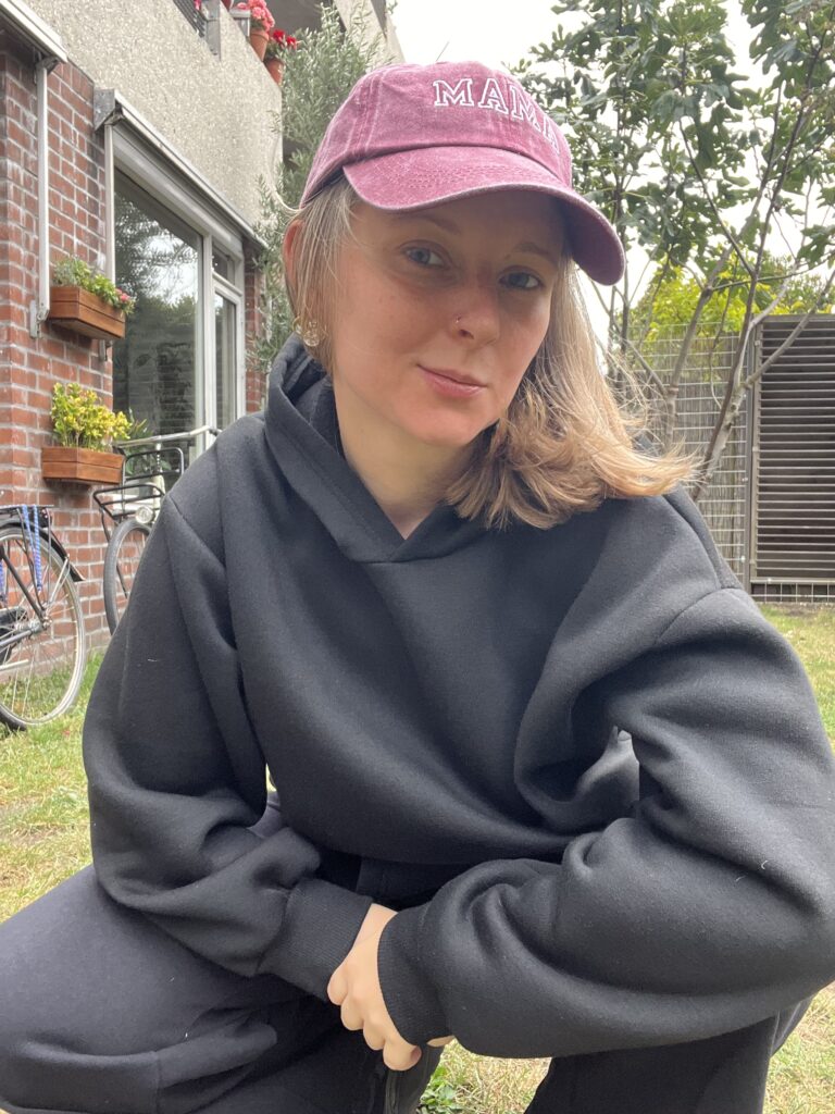 no make up sobie ozdobie mama look czarny dres mono kolor czapka z daszkiem