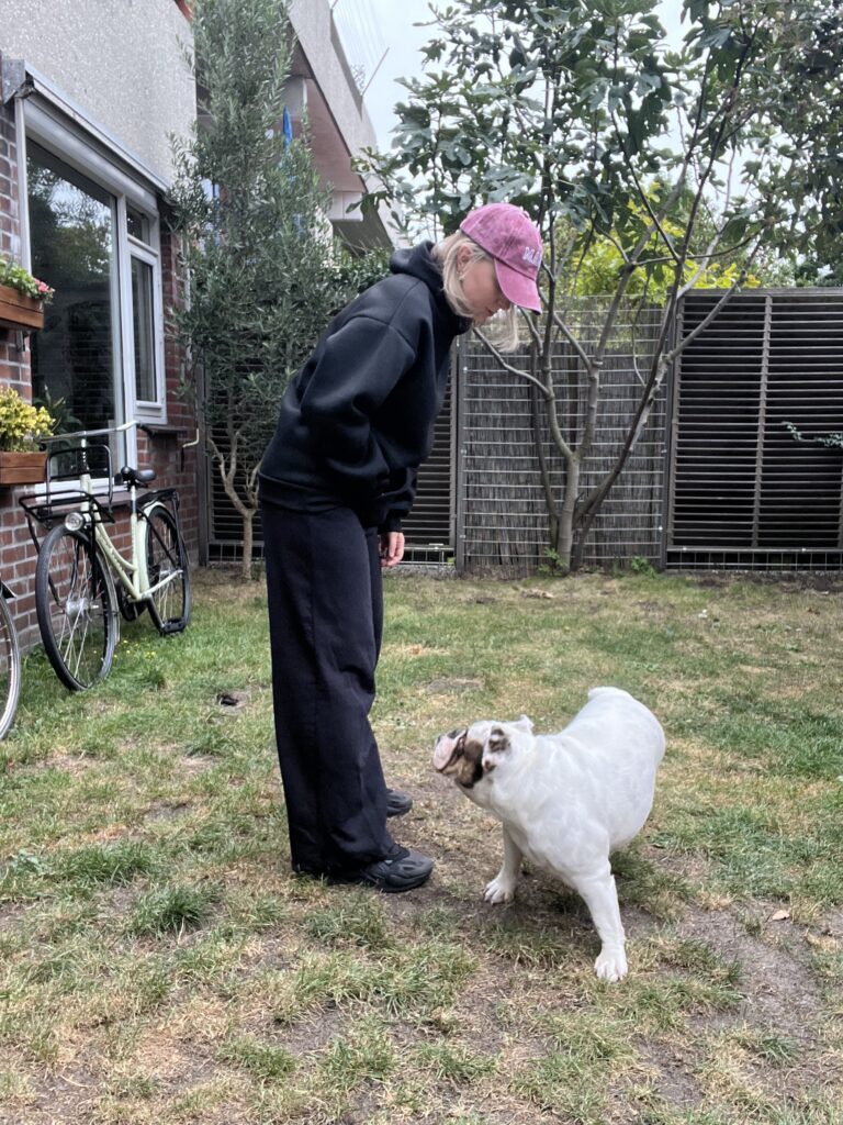 no make up sobie ozdobie mama look czarny dres mono kolor czapka z daszkiem