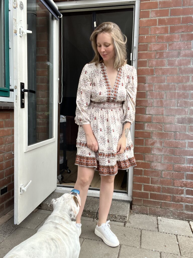 sukienka etniczny wzór beth dutton yellowstone viskoza only boss sneakers jesienne kolory buldog angielski