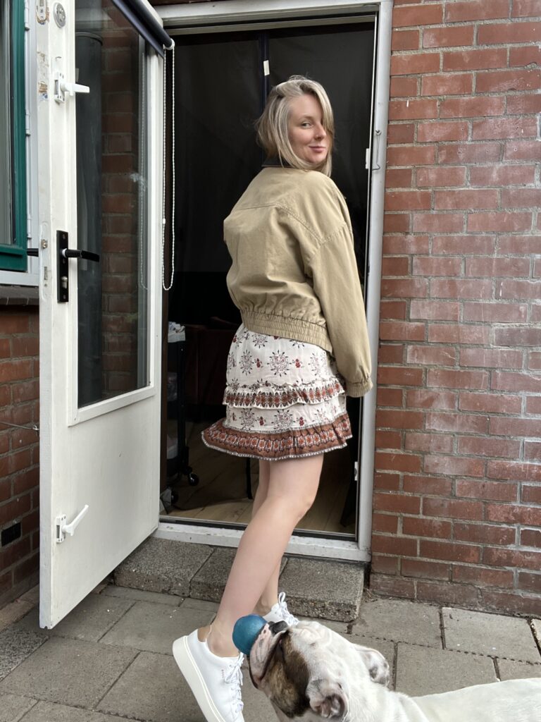 sukienka etniczny wzór beth dutton yellowstone viskoza only boss sneakers jesienne kolory buldog angielski