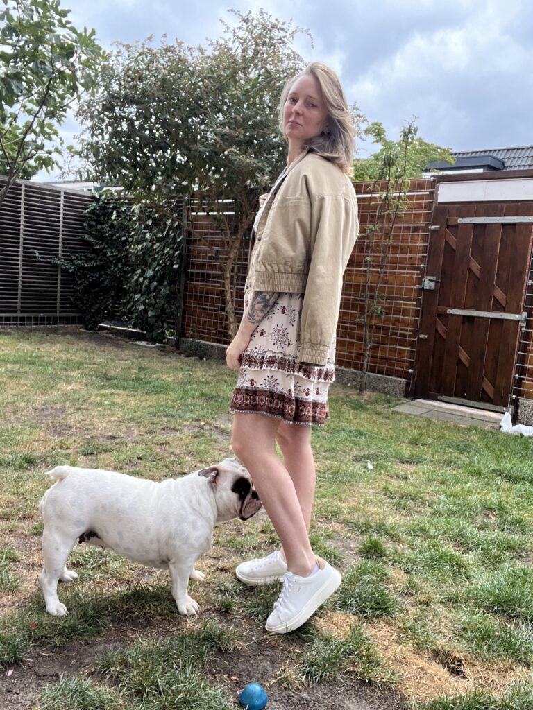 sukienka etniczny wzór beth dutton yellowstone viskoza only boss sneakers jesienne kolory buldog angielski