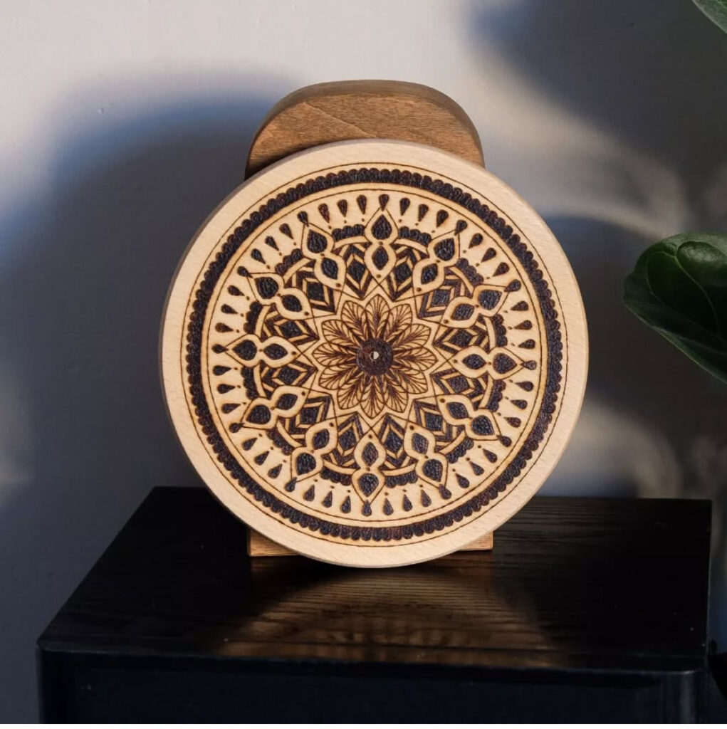 a guzik prawda rękodzieło drewno ogień rzeźba handmade mandala zakładki do książek motyw kwiatów płaskorzeźba