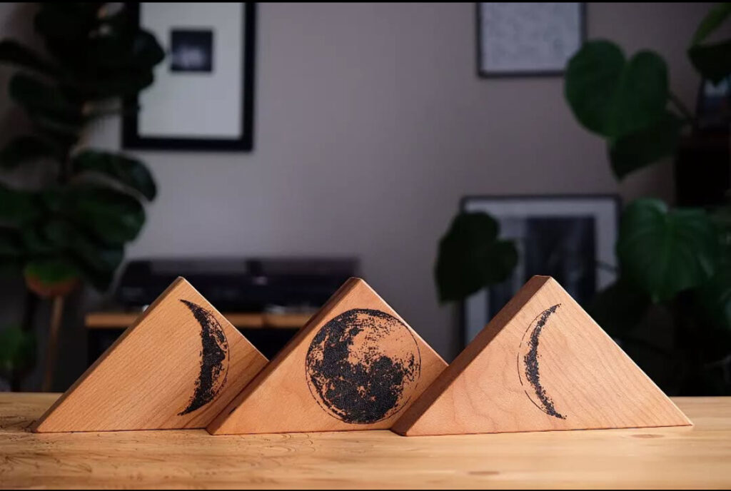 a guzik prawda rękodzieło drewno ogień rzeźba handmade mandala zakładki do książek motyw kwiatów płaskorzeźba