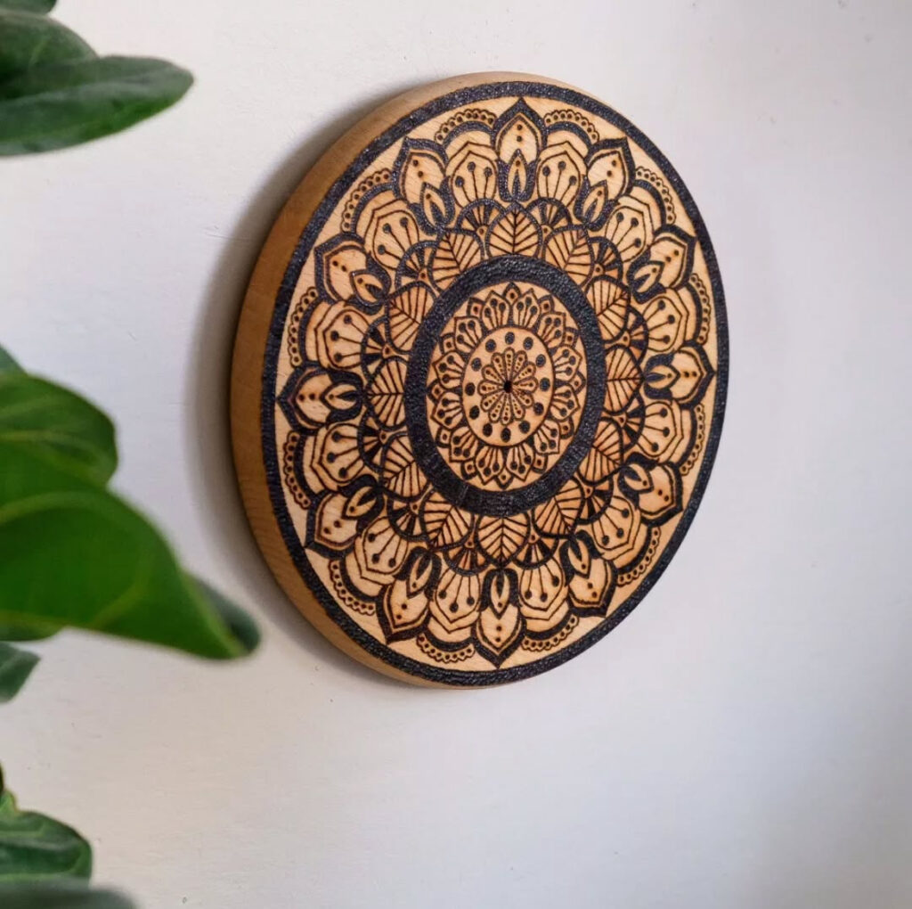 a guzik prawda rękodzieło drewno ogień rzeźba handmade mandala zakładki do książek motyw kwiatów płaskorzeźba