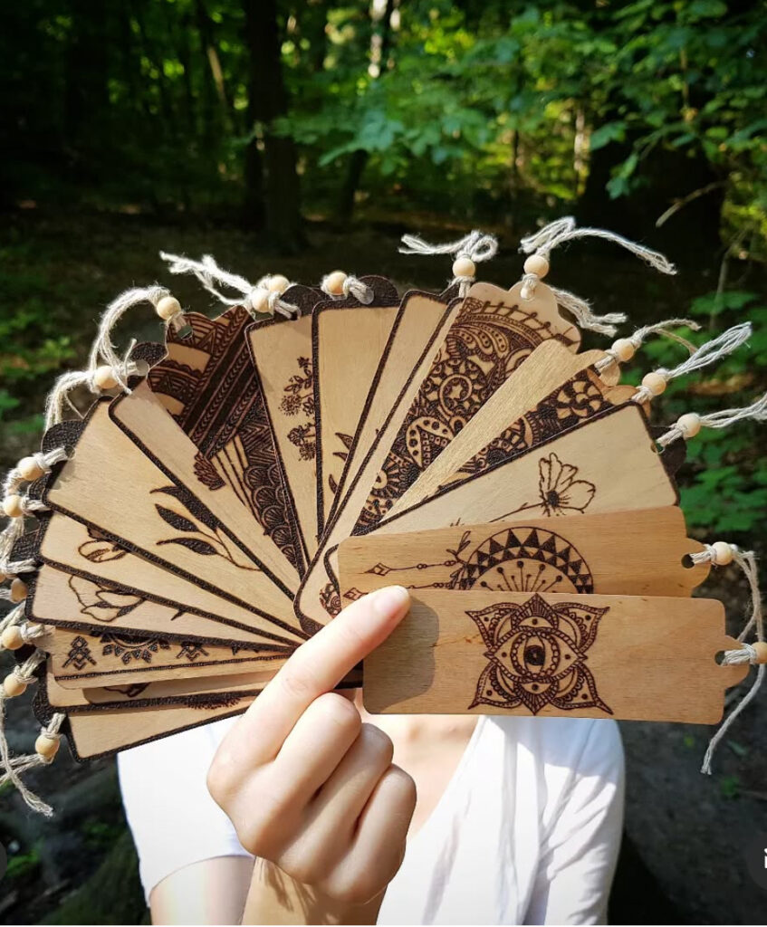 a guzik prawda rękodzieło drewno ogień rzeźba handmade mandala zakładki do książek motyw kwiatów płaskorzeźba