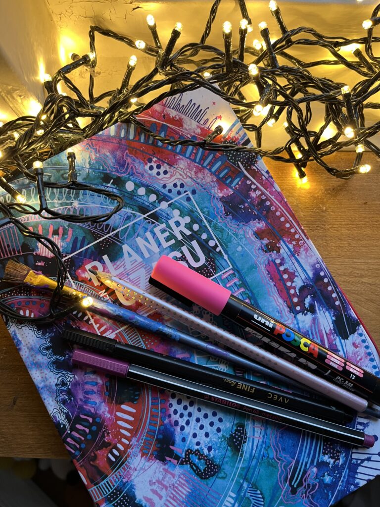 posca-faber-castell-planer-pelen-czasu-stabilo-pisaki-akcesoria-do-pisania-swiatelka-lampki-swiateczne