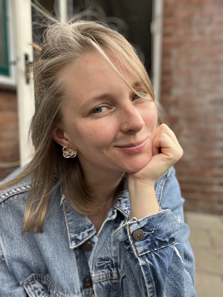 stylizacje mom wygoda na codzień szafa kapsułowa garderoba kolorowe dodatki neutralne kolory dużo stylizacji pomarańczowe okulary