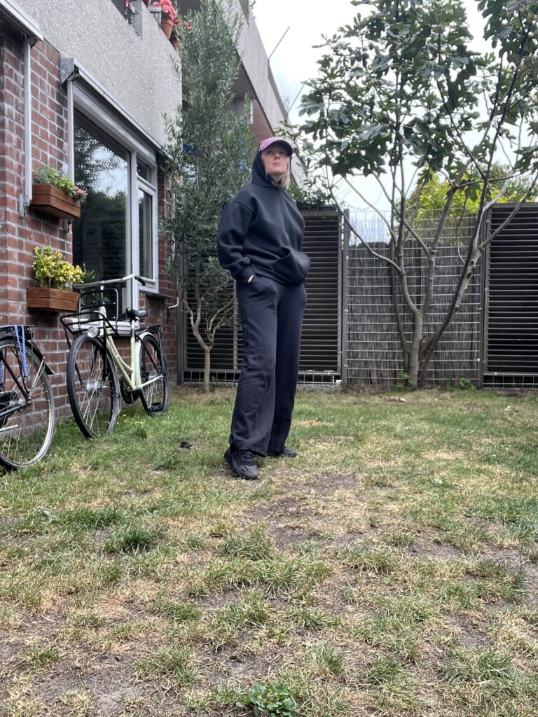 stylizacje mom wygoda na codzień szafa kapsułowa garderoba kolorowe dodatki neutralne kolory dużo stylizacji pomarańczowe okulary