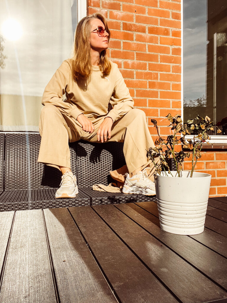 stylizacje mom wygoda na codzień szafa kapsułowa garderoba kolorowe dodatki neutralne kolory dużo stylizacji pomarańczowe okulary