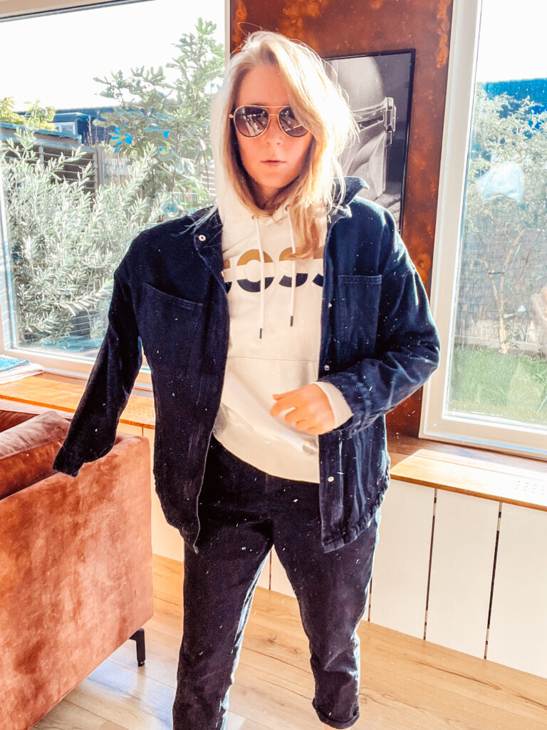 stylizacje mom wygoda na codzień szafa kapsułowa garderoba kolorowe dodatki neutralne kolory dużo stylizacji pomarańczowe okulary