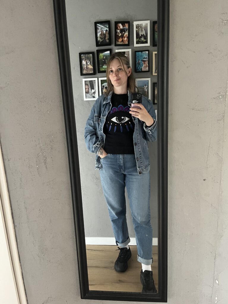 stylizacje mom wygoda na codzień szafa kapsułowa garderoba kolorowe dodatki neutralne kolory dużo stylizacji pomarańczowe okulary