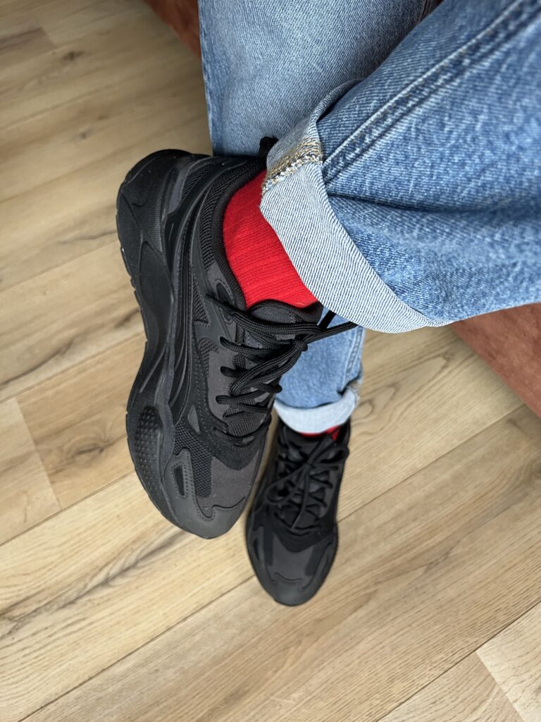 stylizacje mom wygoda na codzień szafa kapsułowa garderoba kolorowe dodatki neutralne kolory dużo stylizacji pomarańczowe okulary