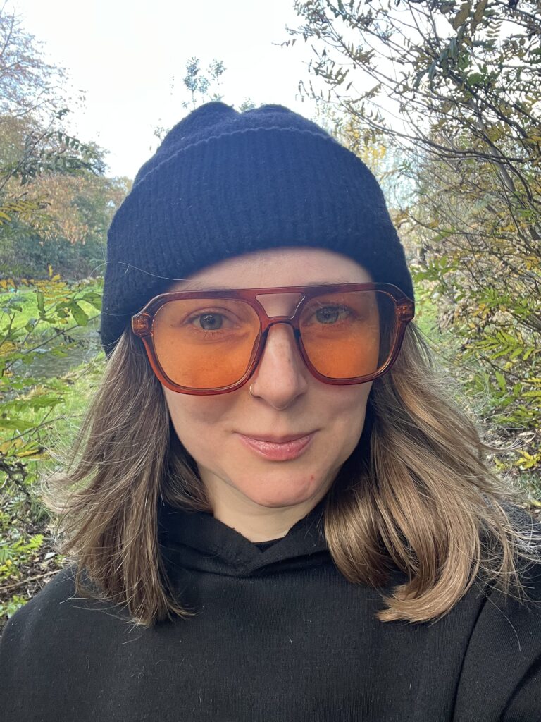 stylizacje mom wygoda na codzień szafa kapsułowa garderoba kolorowe dodatki neutralne kolory dużo stylizacji pomarańczowe okulary