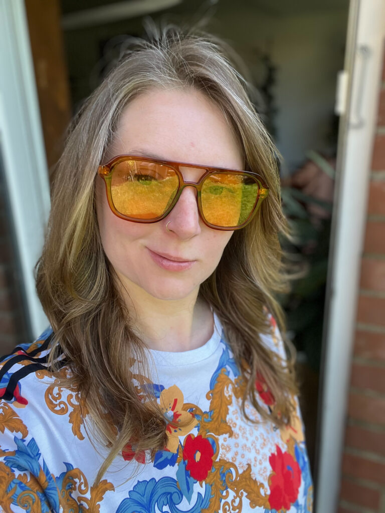 stylizacje mom wygoda na codzień szafa kapsułowa garderoba kolorowe dodatki neutralne kolory dużo stylizacji pomarańczowe okulary