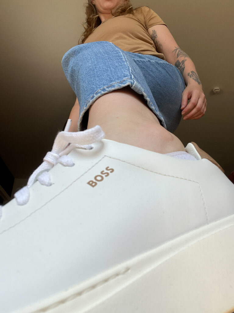 stylizacje mom wygoda na codzień szafa kapsułowa garderoba kolorowe dodatki neutralne kolory dużo stylizacji pomarańczowe okulary