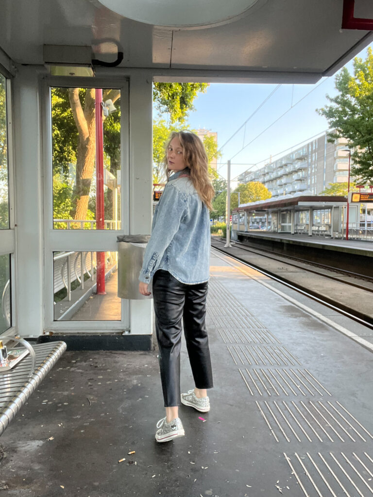 stylizacje mom wygoda na codzień szafa kapsułowa garderoba kolorowe dodatki neutralne kolory dużo stylizacji pomarańczowe okulary