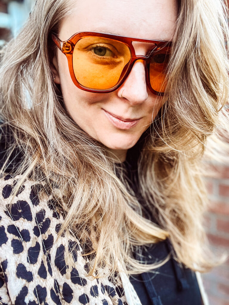 stylizacje mom wygoda na codzień szafa kapsułowa garderoba kolorowe dodatki neutralne kolory dużo stylizacji pomarańczowe okulary